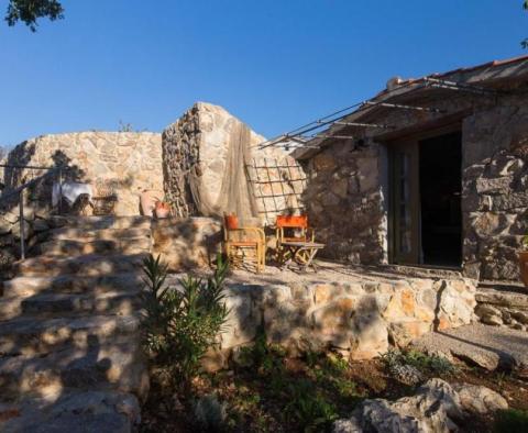 Фантастическое поместье на острове Крк с двумя каменными виллами и видом на море в стиле Прованс - фото 30