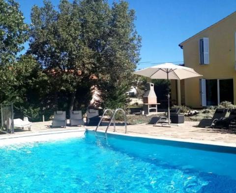 Belle villa pas chère avec piscine près de la ville de Labin. 