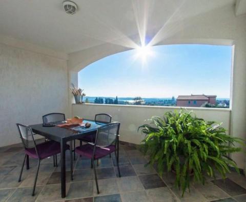 5 apartmanból álló apartmanház tengerre néző kilátással és medencével Medulinban - pic 21