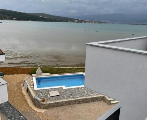 Новый пентхаус с 4 спальнями на берегу моря в Чижичи прямо у пляжа, резиденция с бассейном - фото 2