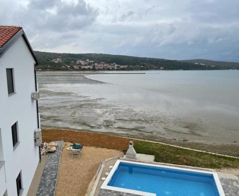 Nábřežní nový penthouse se 4 ložnicemi v Cizici přímo u pláže, rezidence s bazénem 