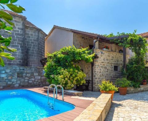 Erstaunliches Anwesen im Hinterland Istriens mit 3 Steinhäusern und Swimmingpool in GRAČIŠĆE 