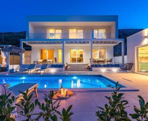 Eine wunderschöne Neubauvilla mit Pool auf einem 860 qm großen Grundstück in Split Stadtrand 