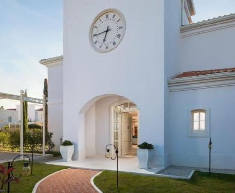 Zauberhafte Villa mit feenhaftem Komfort mit Meerblick in Porec am Stadtrand, nur 700 Meter vom Meer entfernt 