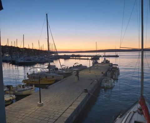 Budova na pobřeží s restaurací na Crikvenické riviéře vedle luxusního přístavu - pic 8