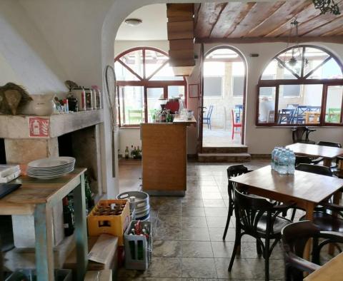 Apartment house with restaurant, Premantura, 245m2 - pic 2