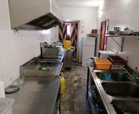 Apartment house with restaurant, Premantura, 245m2 - pic 9