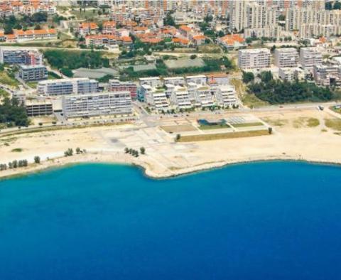 Stavební pozemek na předměstí Splitu Znjan, plocha je 1700 m2, s předběžným projektem pro 4* hotel 
