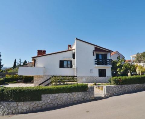 Samostatně stojící dům s výhledem na moře a středomořskou zahradou v oblasti města Krk, pouhých 300 metrů od moře! - pic 25