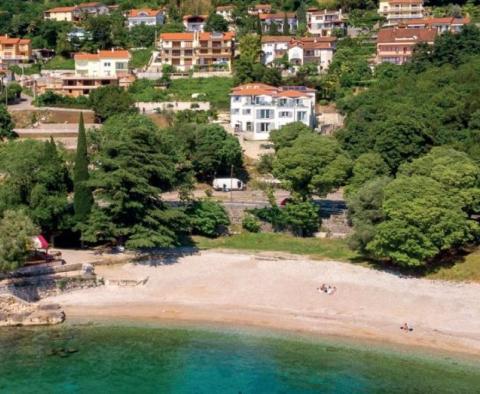 Fantastická turistická nemovitost s 6 luxusními apartmány u písečné pláže na Opatijské riviéře 