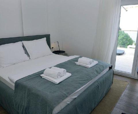 Fantastická turistická nemovitost s 6 luxusními apartmány u písečné pláže na Opatijské riviéře - pic 10