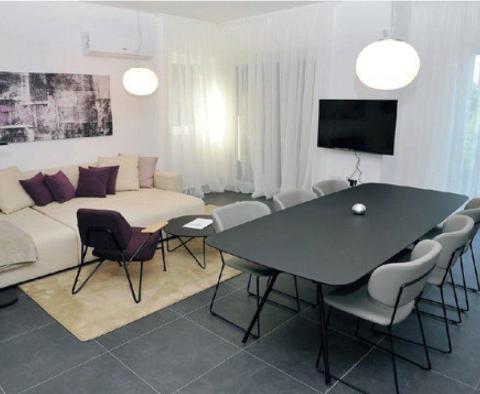 Fantastická turistická nemovitost s 6 luxusními apartmány u písečné pláže na Opatijské riviéře - pic 47