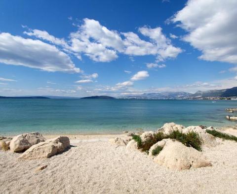 Kiváló befektetési ingatlan a tengerhez vezető első vonalon Kastel Stafilicben, közvetlen hozzáféréssel a kavicsos strandhoz 