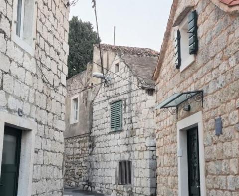 Einzigartiges Haus auf drei Etagen mit einem Garten von 32 m2 im Zentrum von Split (Varos), ausgezeichnetes touristisches Potenzial - foto 2