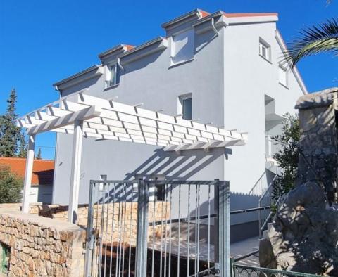 Nový dvoupokojový byt s dvorem a parkováním ve Starigradu na ostrově Havr - pic 2