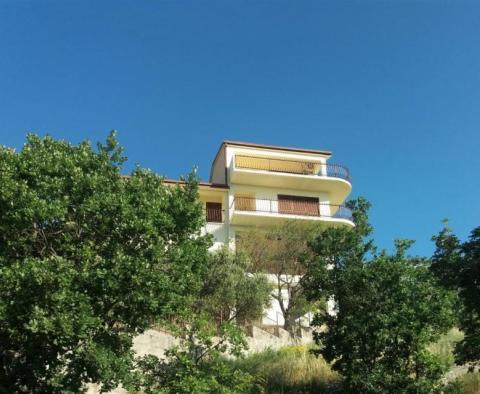 Velký dům 587 m2 na pozemku o rozloze 1 734 m2 s fantastickým výhledem na moře ve Splitu na našem okraji - pic 2