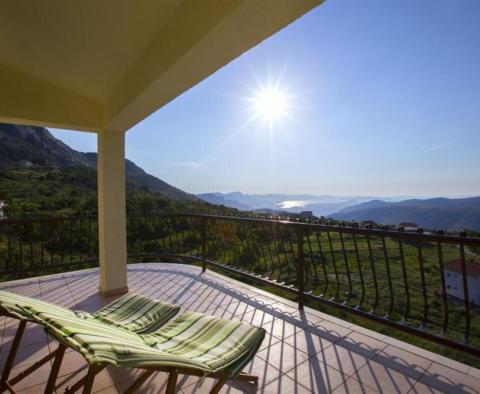 Large house of 587 sqm on a 1.734 sqm land, with a fantastic sea view in Split ourskirts - pic 3