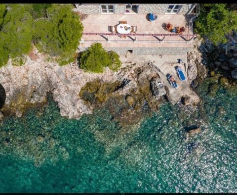 Einzigartige Villa am Wasser in der Gegend von Dubrovnik mit privater Strandplattform auf einem großen grünen Grundstück von 1240 m². - foto 2