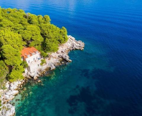 Egyedülálló vízparti villa Dubrovnik körzetében, saját strandplatformmal, egy 1240 nm-es nagy zöld telken. 
