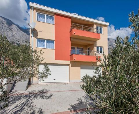 Tágas ház 2 apartmanból a Makarska riviérán, tengerre néző kilátással és garázzsal, mindössze 750 méterre a strandtól - pic 2