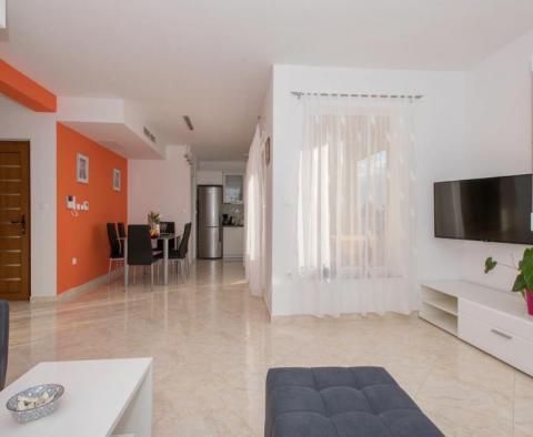 Spacious house of 2 apartments on Makarska riviera, with sea views and garage, just 750 meters from the beach - pic 16