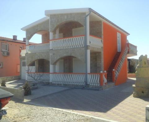 Haus in erster Linie zum Verkauf auf Vir, Region Zadar - foto 5