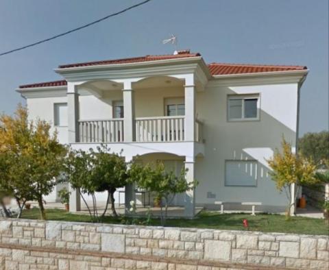 Апарт-дом из 4 квартир на продажу в Замбратии, Умаг, с видом на море, всего в 400 метрах от моря 