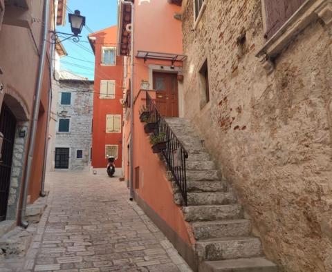 Romantischer Stein in der Altstadt von Rovinj, nur 100 Meter vom Meer entfernt 
