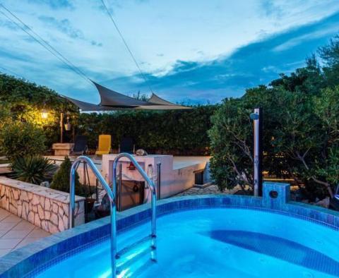 Krásná villetta v zátoce Soline na ostrově Krk s jacuzzi/bazénem, pouhých 350 metrů od moře - pic 2