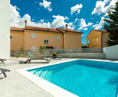 Semi-detached villetta with pool just 100 meters from the sea! - pic 2