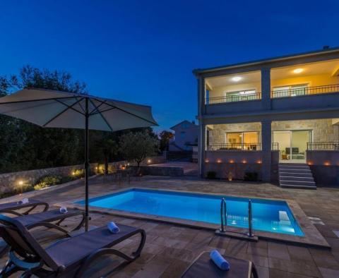 Luxuriös eingerichtetes Doppelhaus mit Swimmingpool in Malinska, nur 1,5 km vom Meer entfernt - foto 3