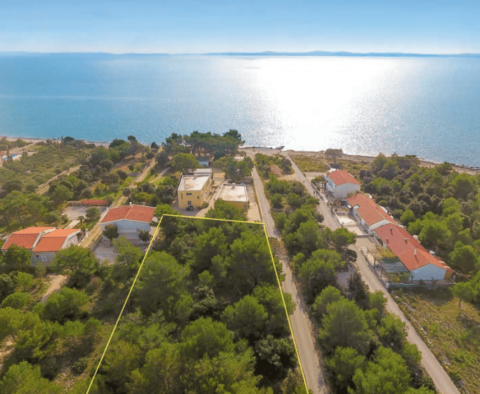 Terrain urbanisé sur l'île de Vir sur la 2ème ligne de la mer 