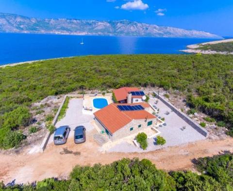 Wunderschöne Villa mit Pool in Basina, nur 100 Meter vom Strand entfernt 