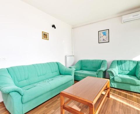 Několik apartmánů v první řadě k moři v Umagu - pic 4