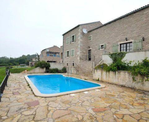 Villa forteresse en pierre solide avec piscine dans la région de Motovun 