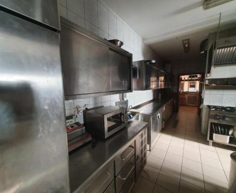 Вилла с рестораном недалеко от моря в районе Пореча - фото 36