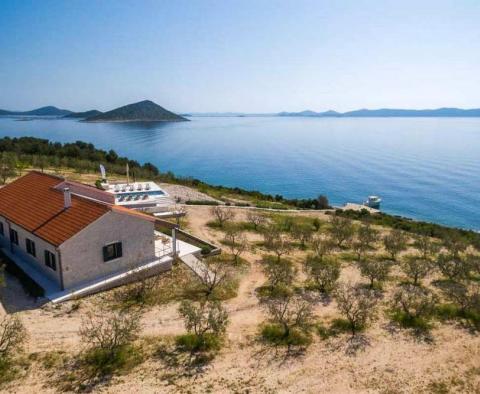 Une seule et unique villa insulaire isolée avec oliveraie de 47500 m². de terre, d'amarrage et d'intimité absolue - pic 2
