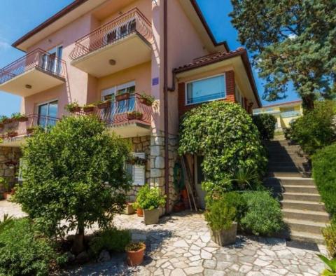 Дом с гаражом и гостевой квартирой в Нови Винодолски всего в 350 метрах от моря - очень хорошая цена! 