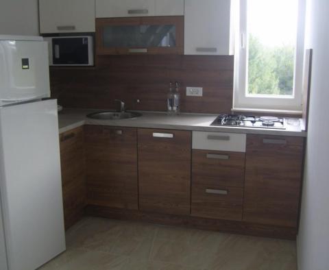 Appartement dans la célèbre Rogoznica à seulement 70 mètres de la mer - pic 17
