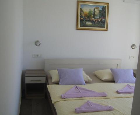 Appartement dans la célèbre Rogoznica à seulement 70 mètres de la mer - pic 25