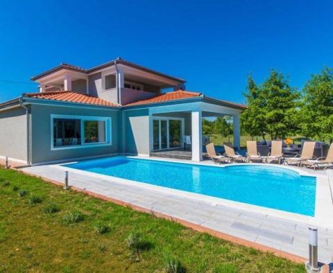 Neue Villa im authentischen Stil mit Pool und angelegtem Garten in Labin - foto 2