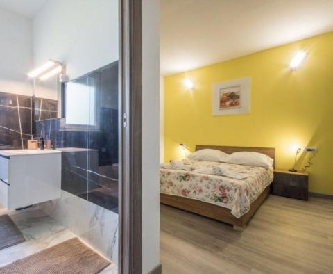 Neue Villa im authentischen Stil mit Pool und angelegtem Garten in Labin - foto 16