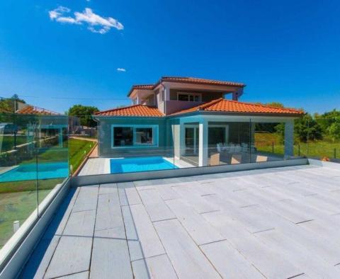 Neue Villa im authentischen Stil mit Pool und angelegtem Garten in Labin - foto 25