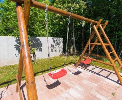 Neue Villa im authentischen Stil mit Pool und angelegtem Garten in Labin - foto 27