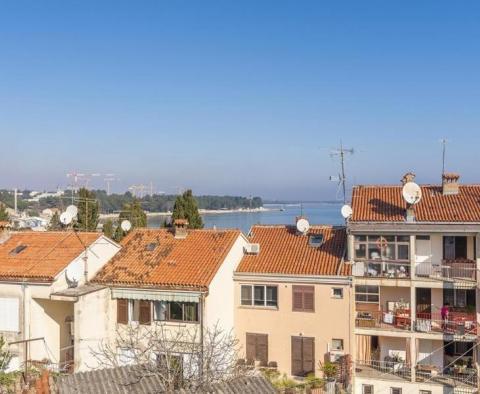 Penthouse im Stadtzentrum von Porec mit Meerblick, nur 200 Meter vom Meer entfernt - foto 3