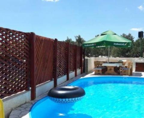 Appartement de 5 appartements avec piscine et belles vues sur la mer à vendre à Rogoznica - pic 3