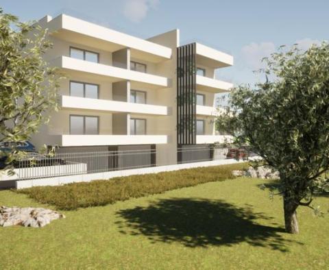 Appartements neufs à vendre à Ciovo à seulement 150 mètres de la mer, résidence avec piscine et garage - pic 2