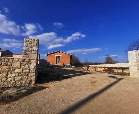 Dvě masivní kamenné vily s bazénem na prodej ve Višnjanu, oblast Poreč - pic 37