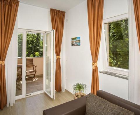 Butikový hotel se 7 apartmány a krásnou zahradou v Bašce na Krku, pouhých 500 metrů od moře - pic 12