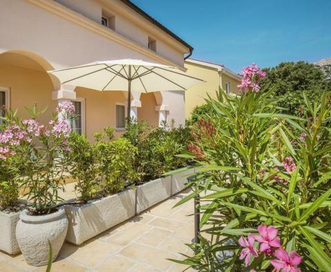 Butikový hotel se 7 apartmány a krásnou zahradou v Bašce na Krku, pouhých 500 metrů od moře - pic 26
